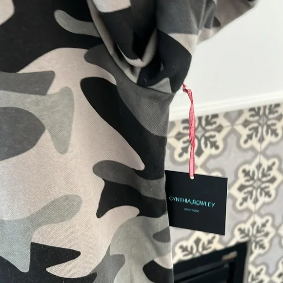 RARE NWT Cynthia Rowley Camo Puff Sleeve sweater sweatshirt top M - Picture 3 of 4
